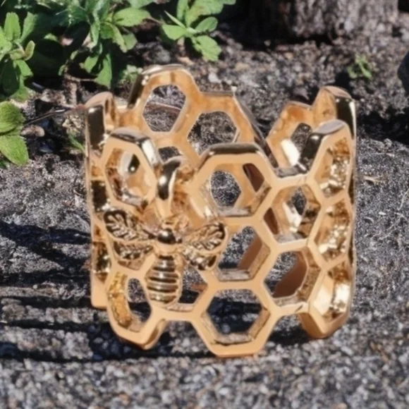 ANTHROPOLOGIE HONEY-COMB BEE CHARM RING - Picture 1 of 4